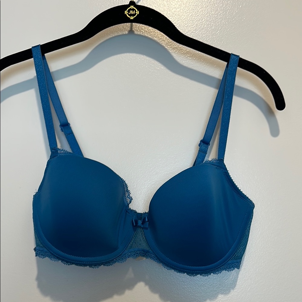 Chantelle Blue T-Shirt Bra with Molded Cups - like new